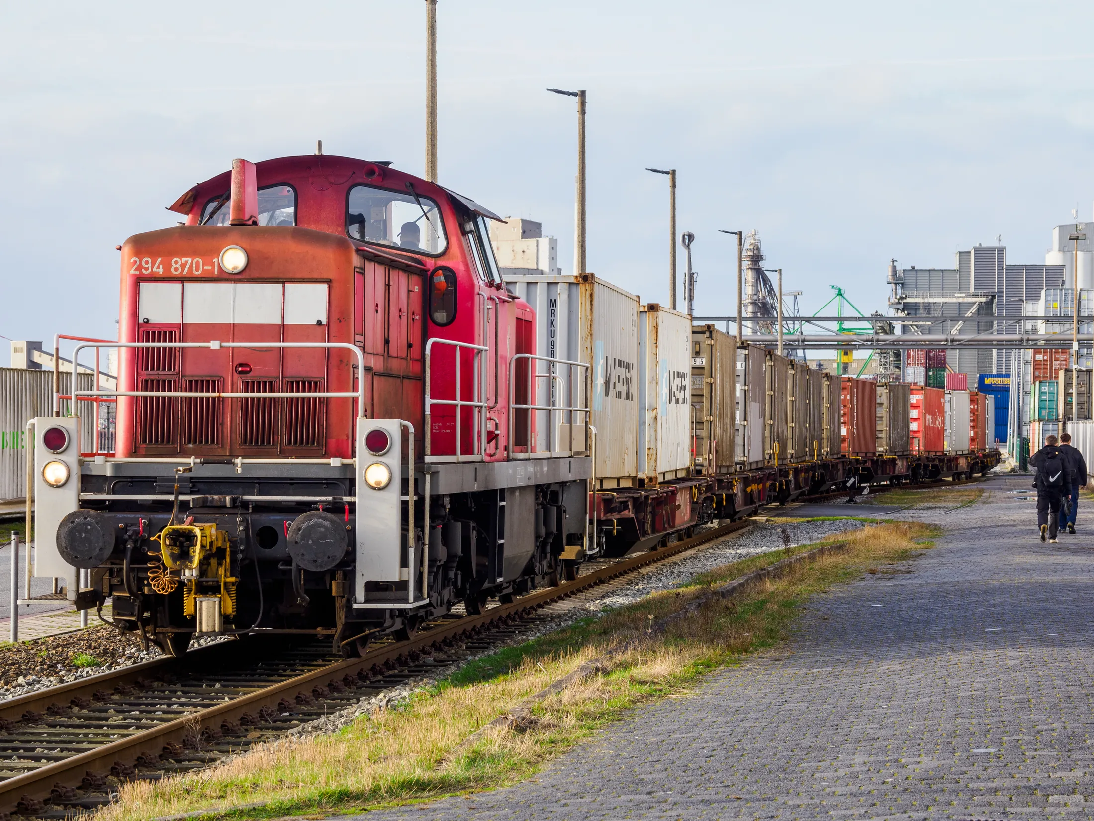 La composizione di un treno container nel porto industriale di Brema, con una locomotiva diesel della serie 294, nel febbraio 2024. Foto d’archivio.